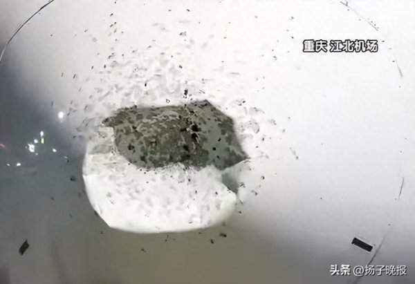 上上通 亚航一曼谷飞重庆航班遭冰雹袭击，前挡风玻璃破裂，乘客：下机后看到大洞心惊胆颤，感觉捡回一条命
