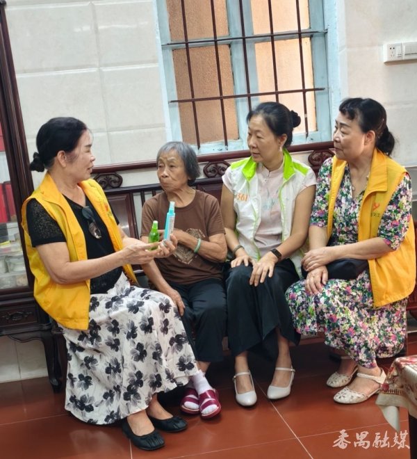 红股网 番禺区银龄志愿者走进社区，陪独居老人唠“防蚊经”